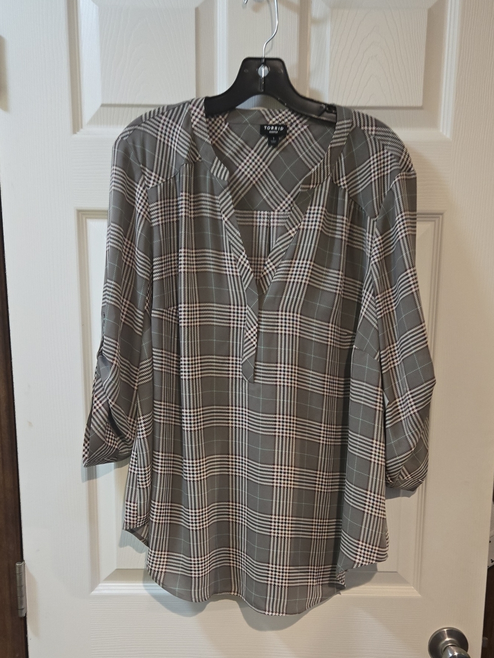 Torrid SIZE 1 Gray and White Plaid V-Neck Tunic